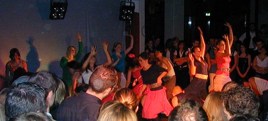 K�ln: Salsa in der Uni-Mensa