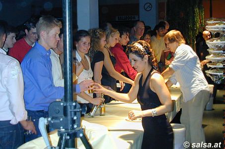 K�ln: Salsa in der Uni-Mensa