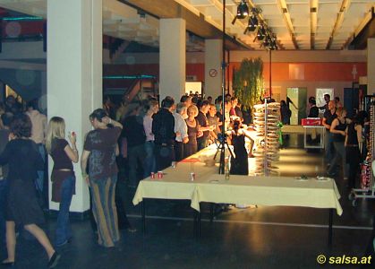 K�ln: Salsa in der Uni-Mensa