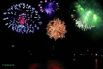 Zum Abschluß: ein Feuerwerk (zum Vergrößern anklicken zum Vergrößern - click to enlarge)
