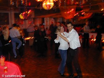 Salsa in der Tanzschule Schluerecki in K�ln - anklicken zum Vergr��ern - click to enlarge