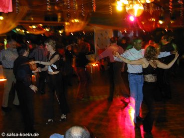 Salsa in der Tanzschule Schluerecki in K�ln - anklicken zum Vergr��ern - click to enlarge