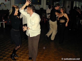 Salsa in der Tanzschule Schluerecki in K�ln - anklicken zum Vergr��ern - click to enlarge